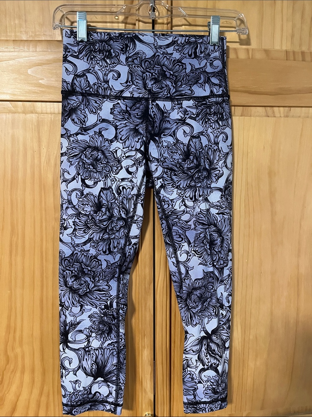 lululemon athletica women’s' Blue and Black Floral Leggings